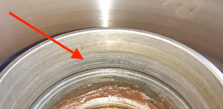 Grooves in the brake drum’s bearing seat