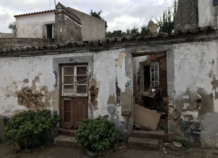 Run down house in Montemor-o-Novo