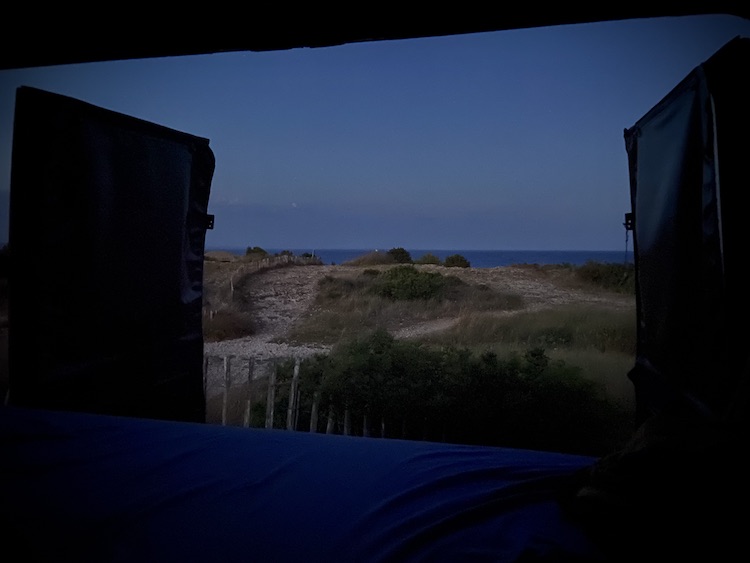Sleeping with open doors in front of the sea