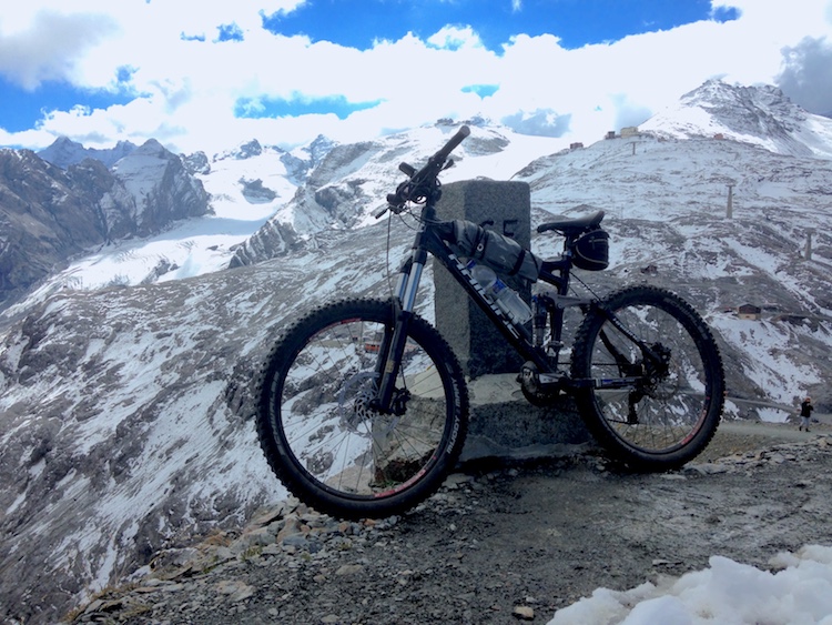 Mountain-bike trip at the Umbrail Pass