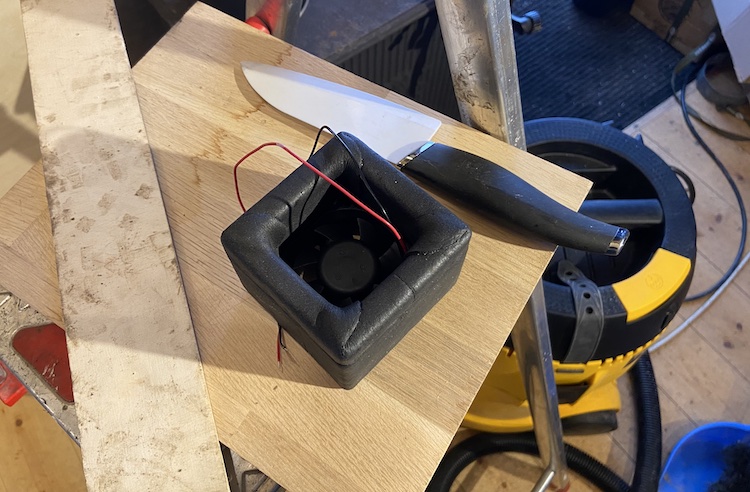 Insulated mount for the fan