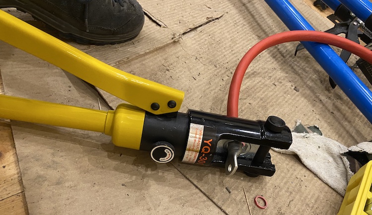 Pressing the lugs on the cables with a hydraulic press