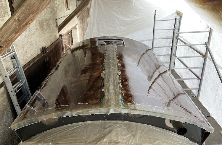 Applying the final layer of epoxy resin on the front roof