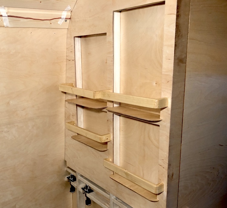 Shelf integrated into the wall of the shower cabin