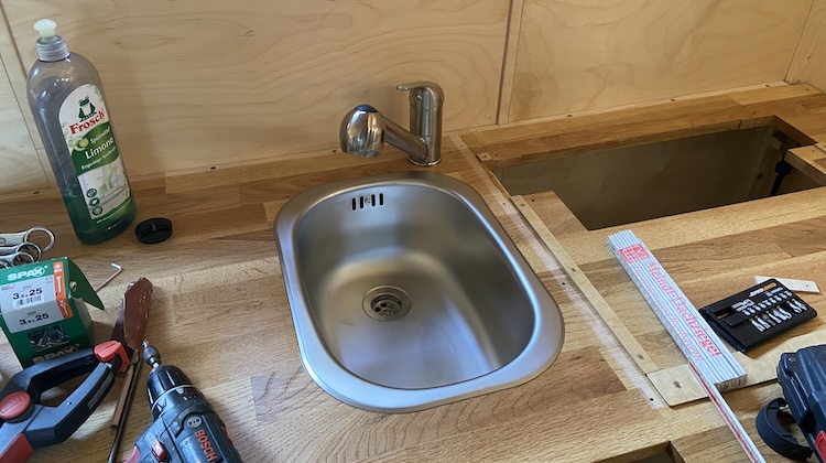 Sink and extendable faucet