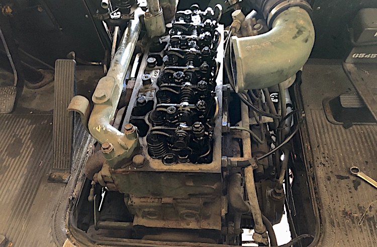 Engine without the cylinder head cover
