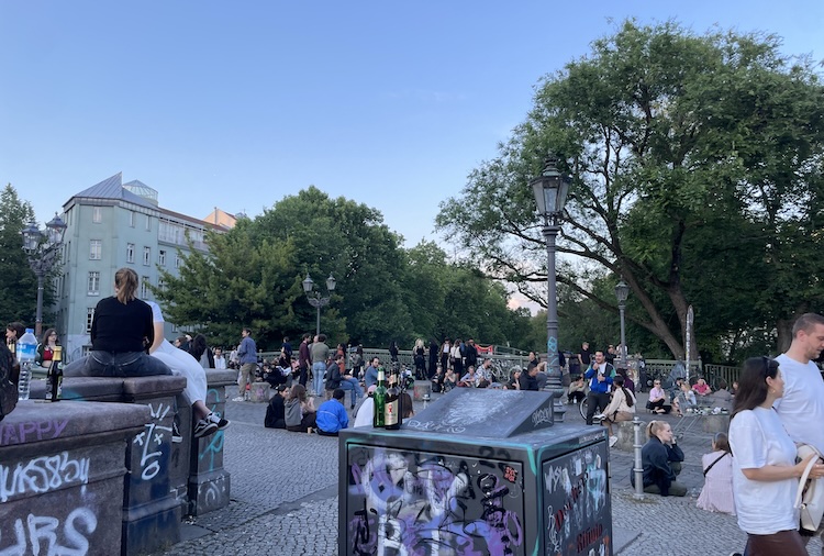 People sitting at Admiralsbrücke