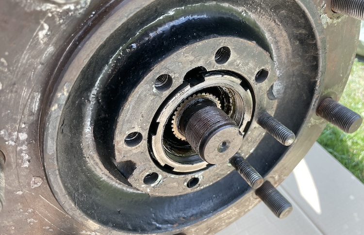 Locknut for the outer wheel bearing