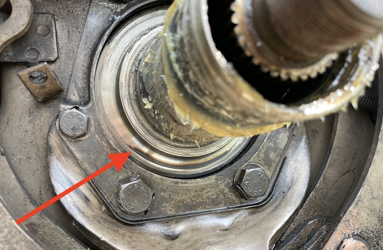 Material wear and burn marks on the spindle sleeve