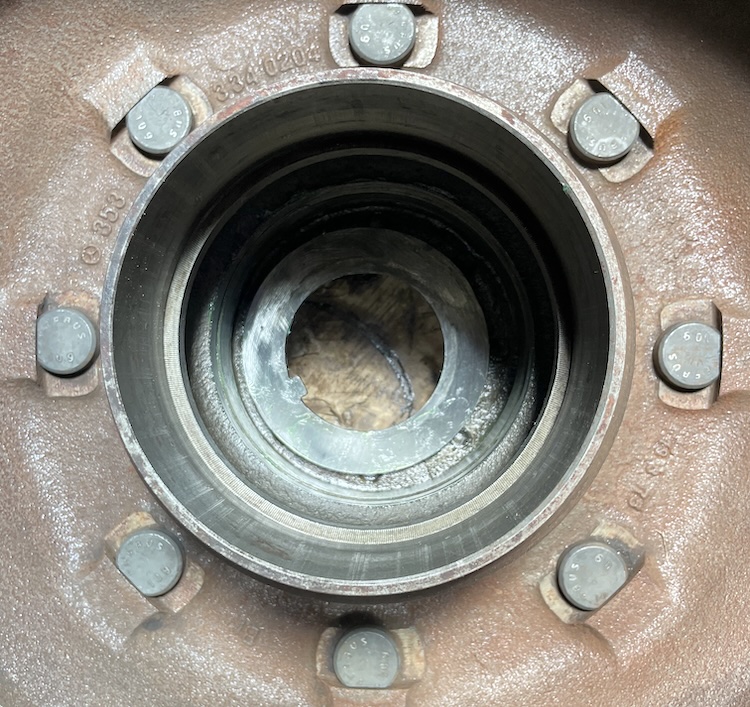 Outer spacer ring into the brake drum