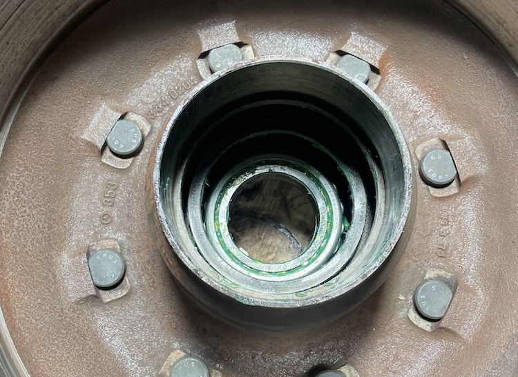 Bearing race for the outer wheel bearing