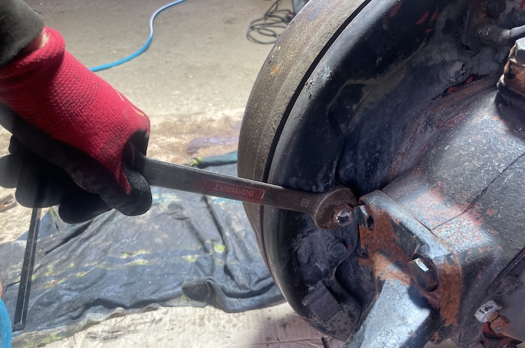 Locking the rear brake shoe