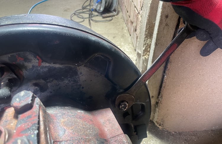 Locking the front brake shoe