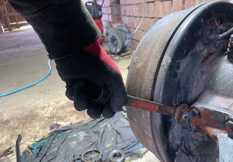 Loosening the brake shoes again