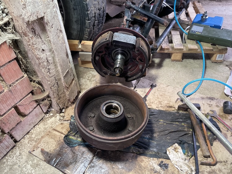 Pulling off the brake drum