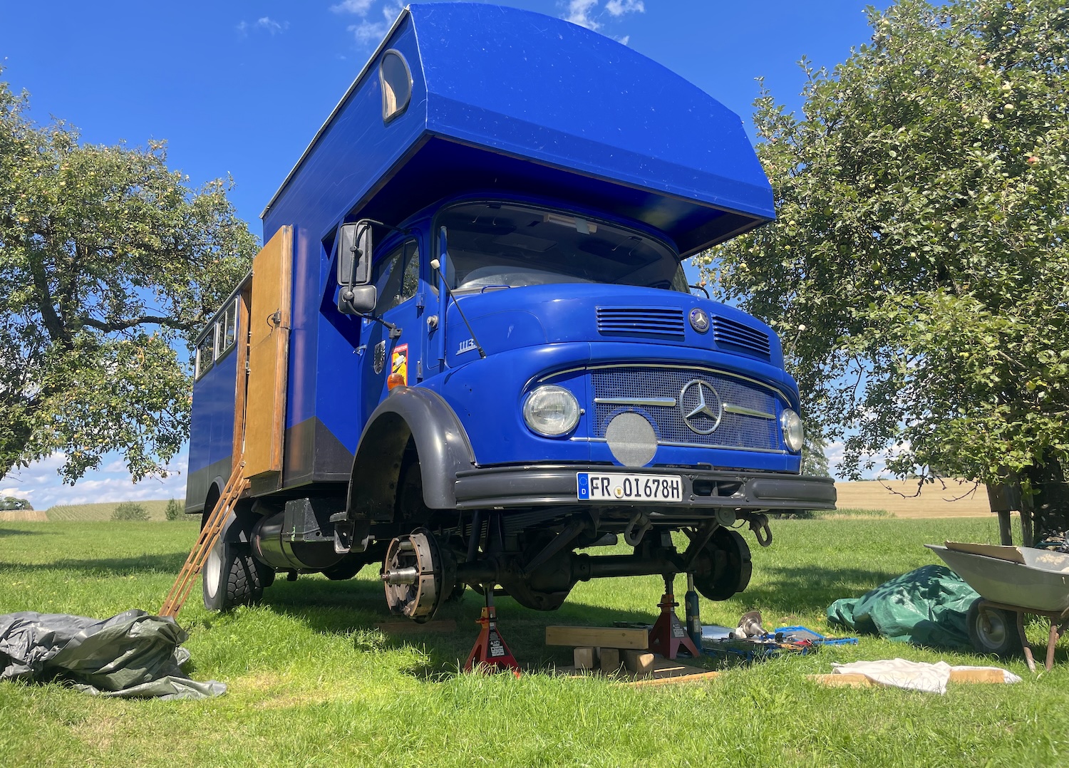 Mercedes LA 1113 jacked up without front wheels in the field