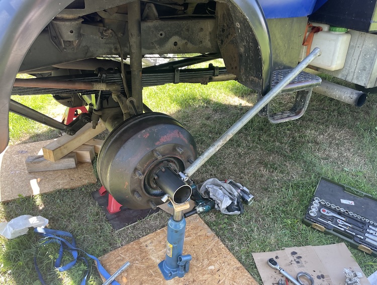 Using the selfmade spindle nut socket to open the wheel bearing.