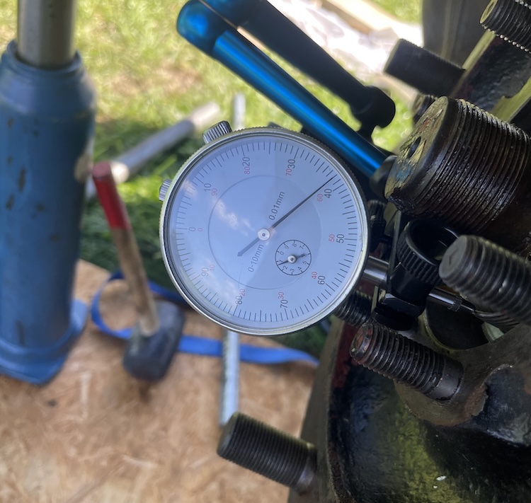 Setting the wheel bearing clearance (0,02 - 0,04 mm) with a dial indicator