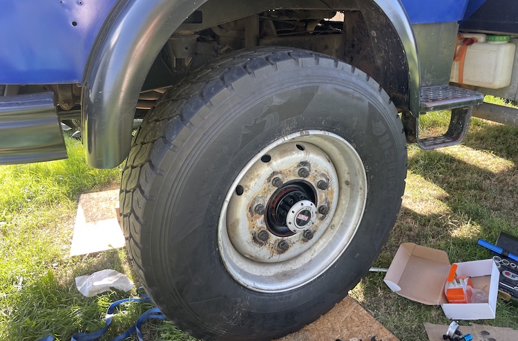 Wheel mounted on the brake drum