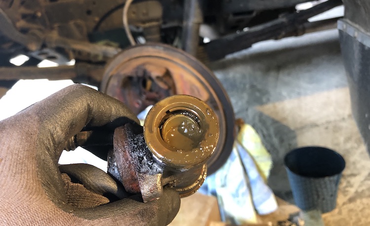 Leaking brake cylinder of the Mercedes 508