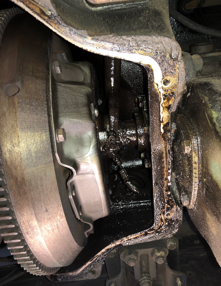 Oil and fat between the clutch and the transmission