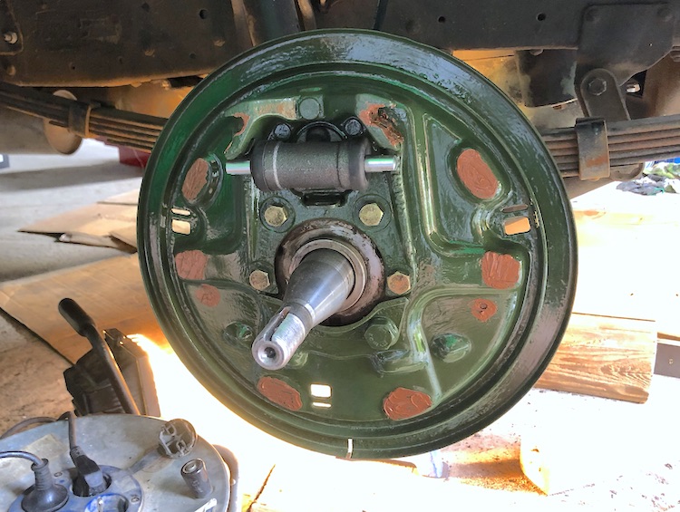 Mounting the brake cylinder onto the anchor plate of a Mercedes 508