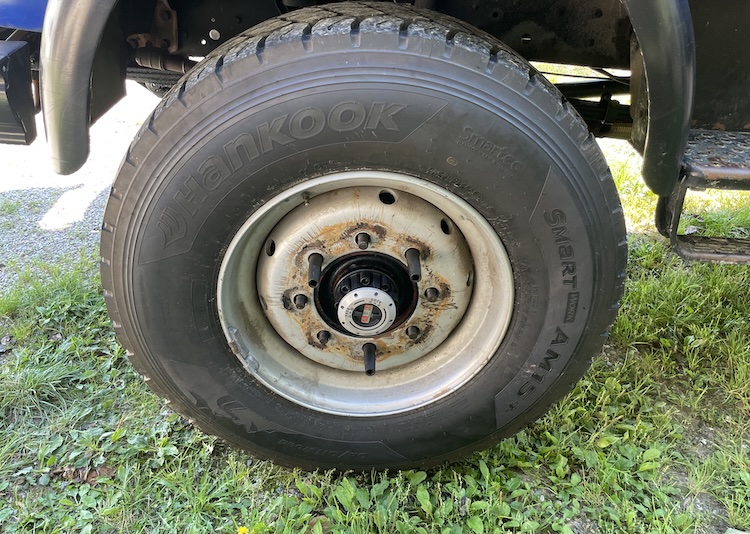 Removing the wheel using a wheel bolt centering and protective sleeve set