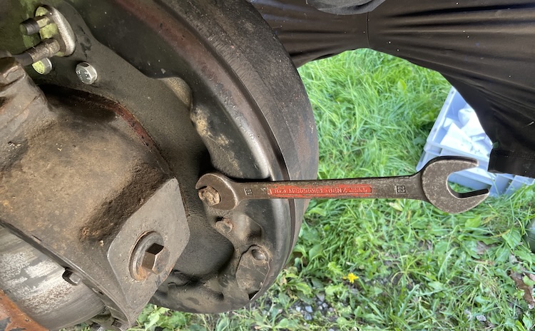 Locking the brake shoes