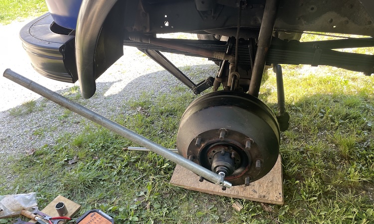 Loosening the locknut using the original Mercedes spindle nut socket