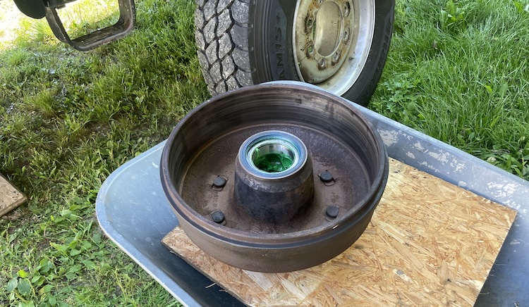 Taking off the brake drum hub