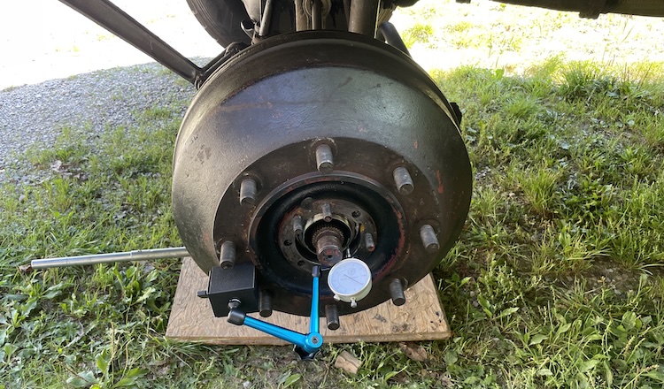 Setting the wheel bearing clearance with a dial indicator