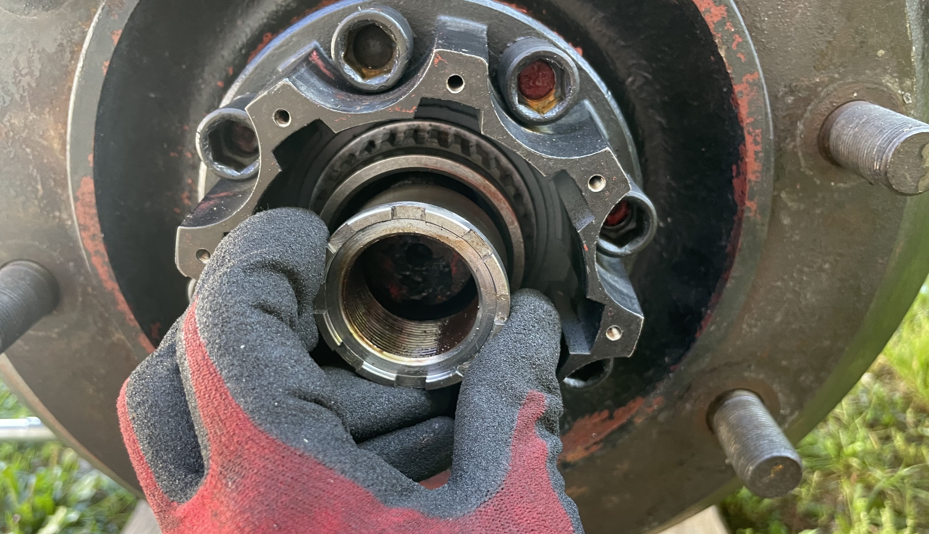 Attaching the freewheel hub's locknut
