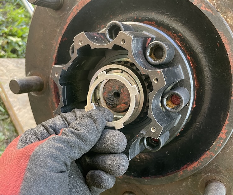Installing the freewheel hub's locking plate