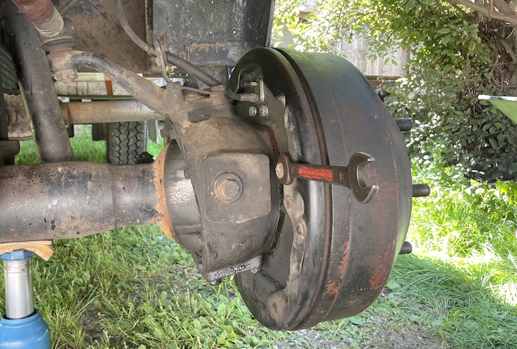 Adjusting the brake shoes