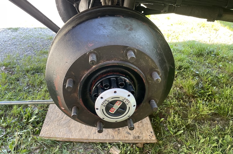 Installing the freewheel hub cover with sealing compound