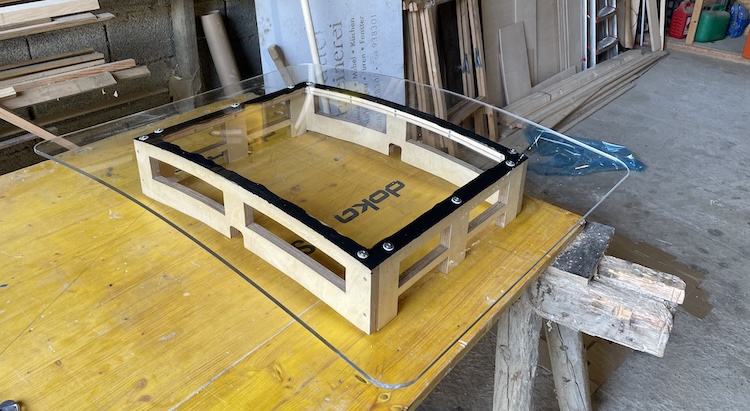 Assembled frame with double glazing made of Plexiglas