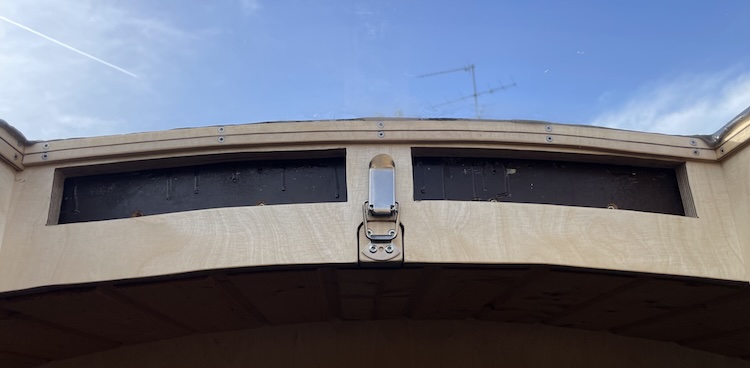 Toggle latch for securing the window