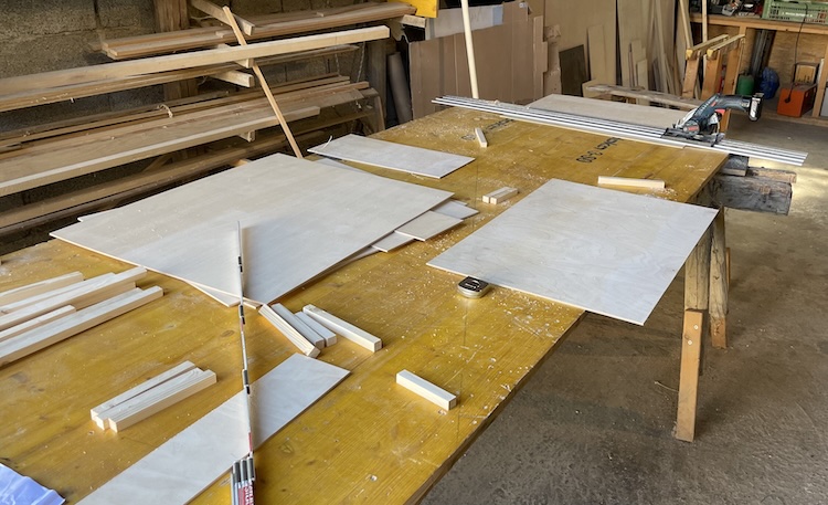 Cutting the individual parts to size with a circular saw