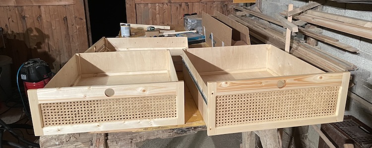 Oiled drawers without pull locks