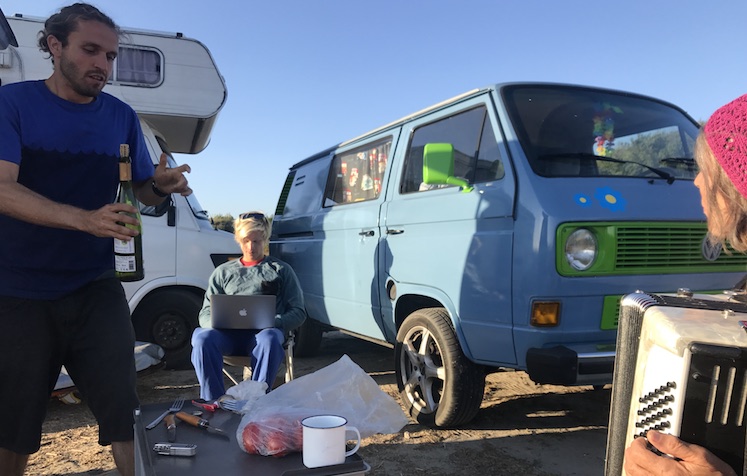 Eating together with together travelers